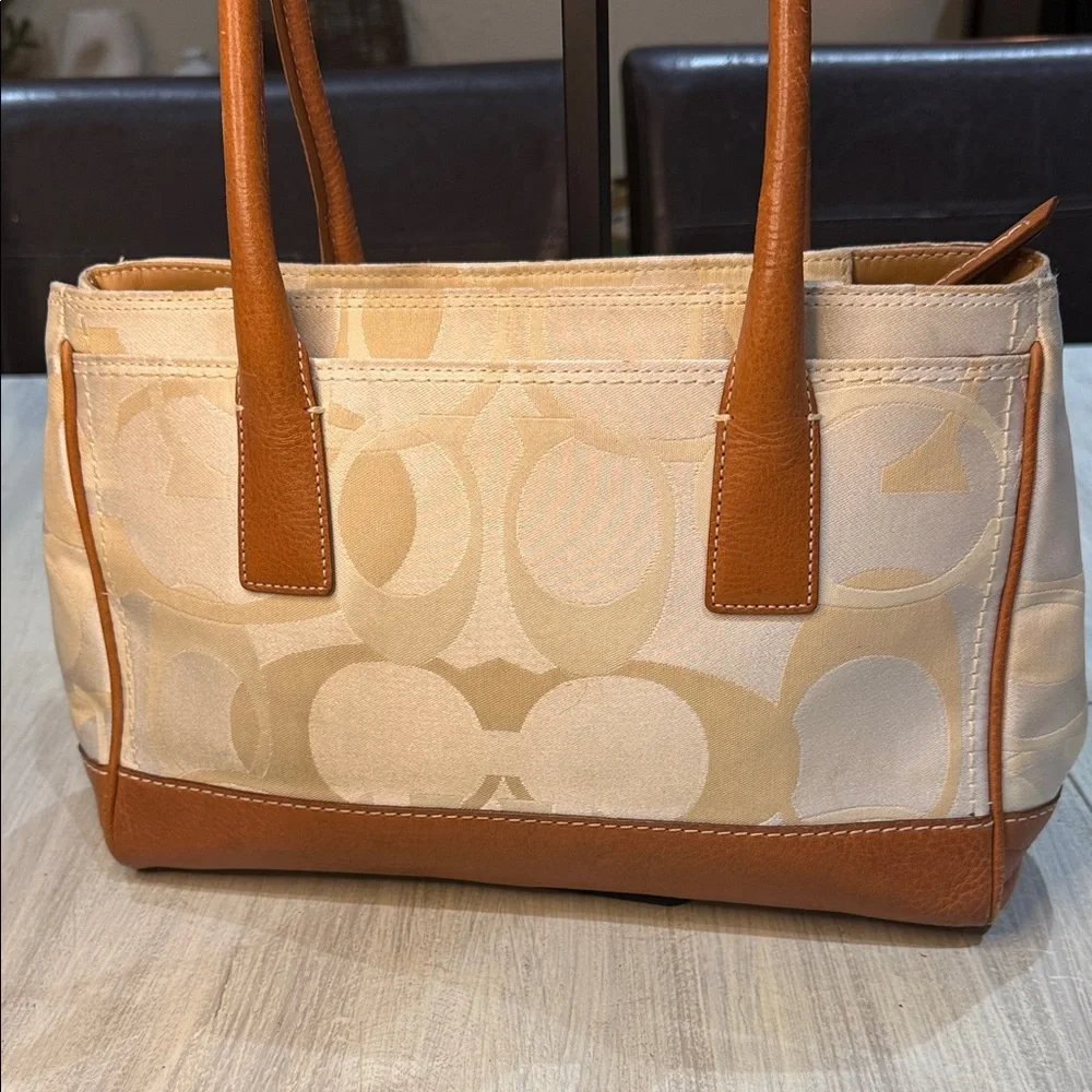 Coach elegant shoulder